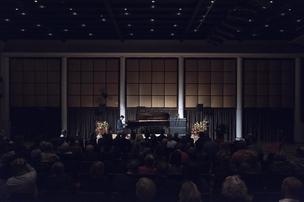 Aargauer Kuratorium - Anerkennungspreis 2022 Verleihung Anerkennungspreis 2022, Blick auf die Bühne mit Pianist Richard Octaviano Kogima